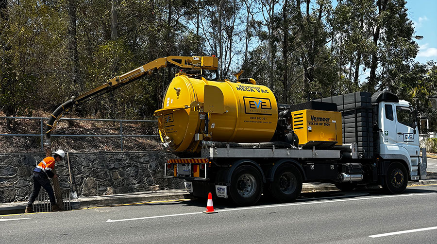 Eve Services 8000L vac truck